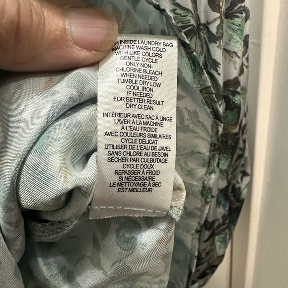 Tahari Green Floral pleated blouse Victorian prairie L - Picture 7 of 7